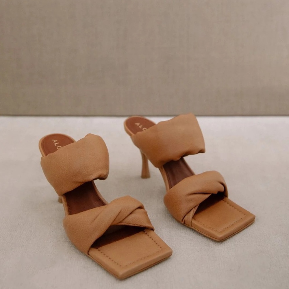 Alohas Twist Strap Camel  Heels (36) NWOT
